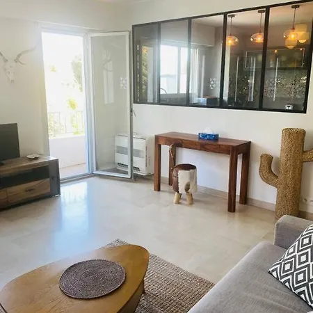 Large Studio With Parking דירה *